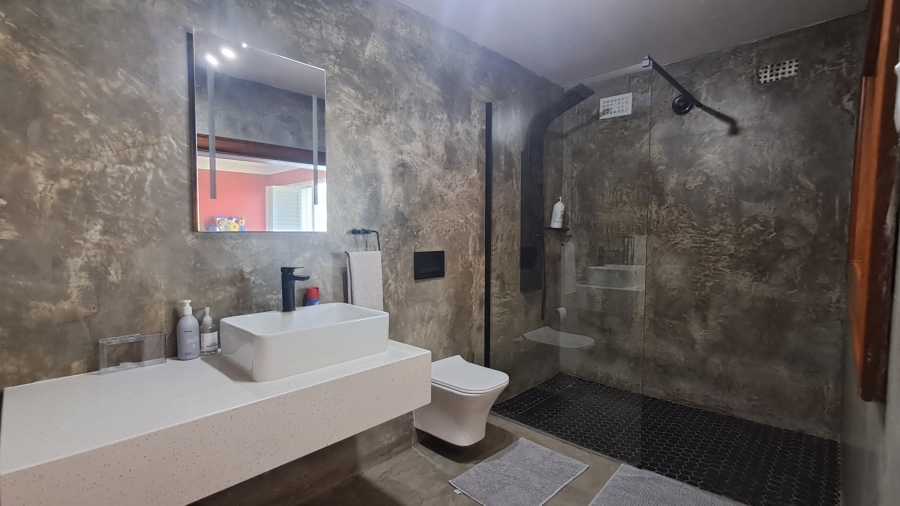 5 Bedroom Property for Sale in Beacon Bay Eastern Cape
